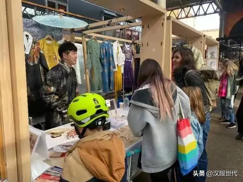 在国外摆摊试穿汉服,欧洲卖汉服生意好吗