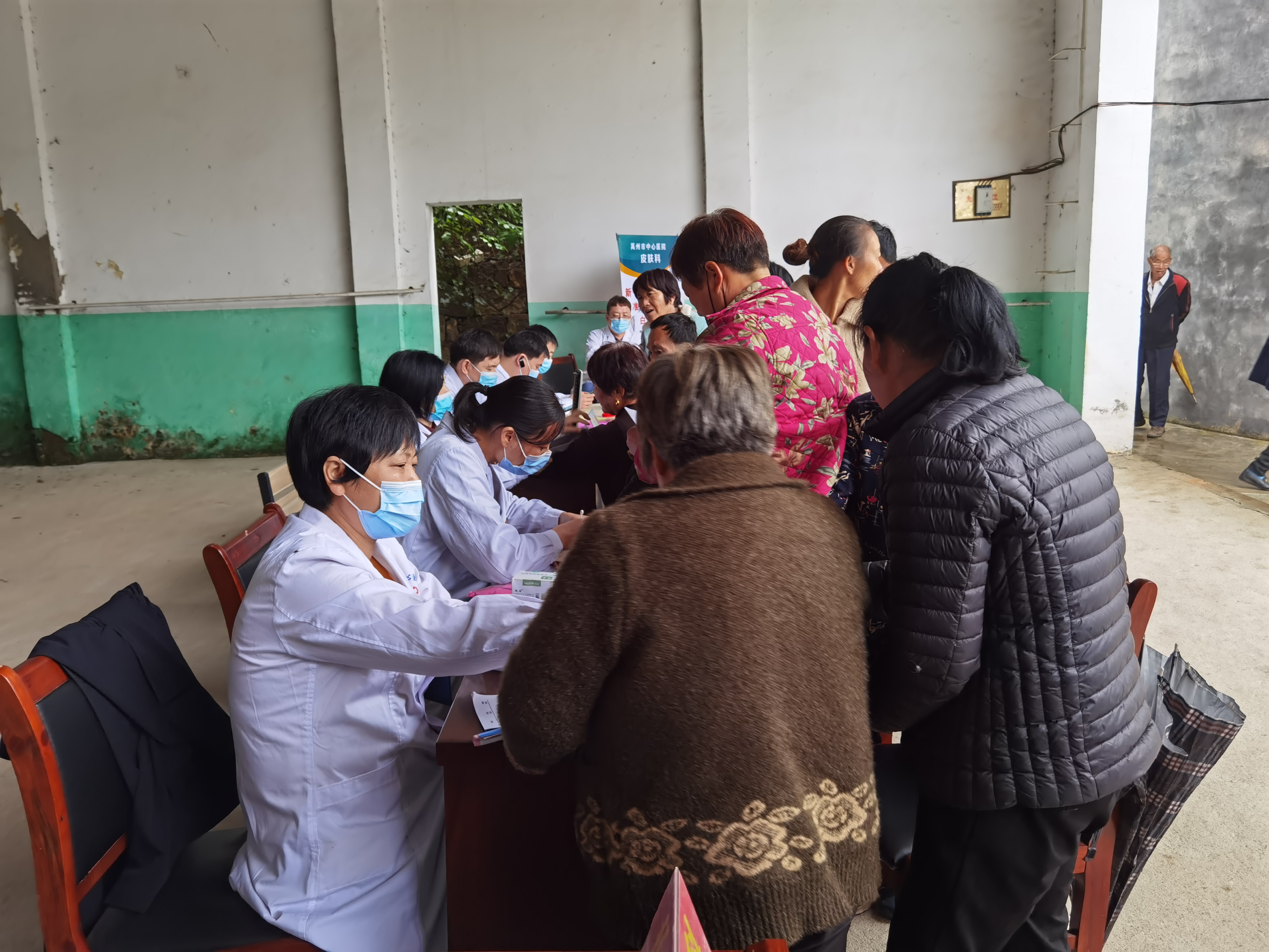 禹州市中心医院开展“百医包百村”健康扶贫义诊活动