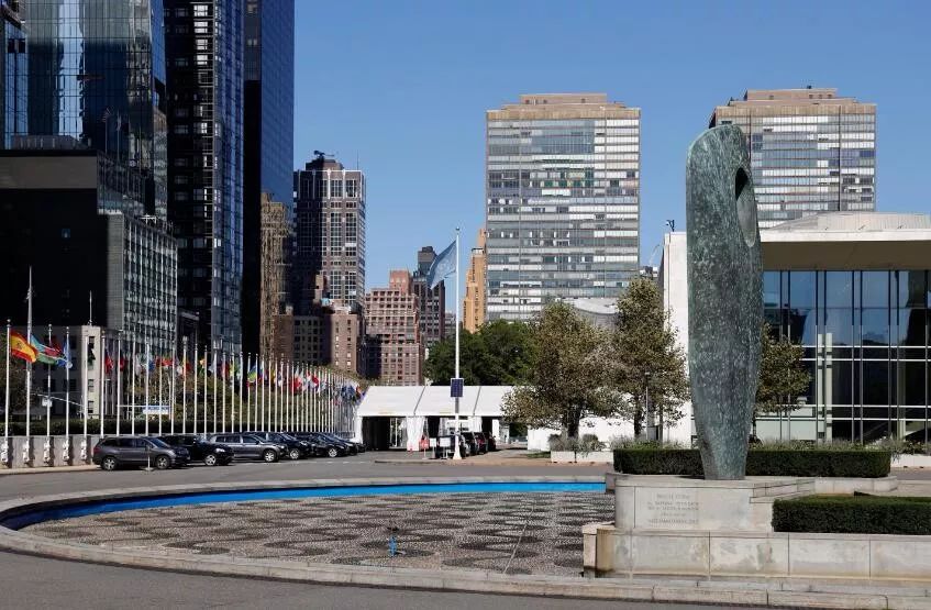 居民楼起火六名中学生参与救火,安徽一居民楼起火