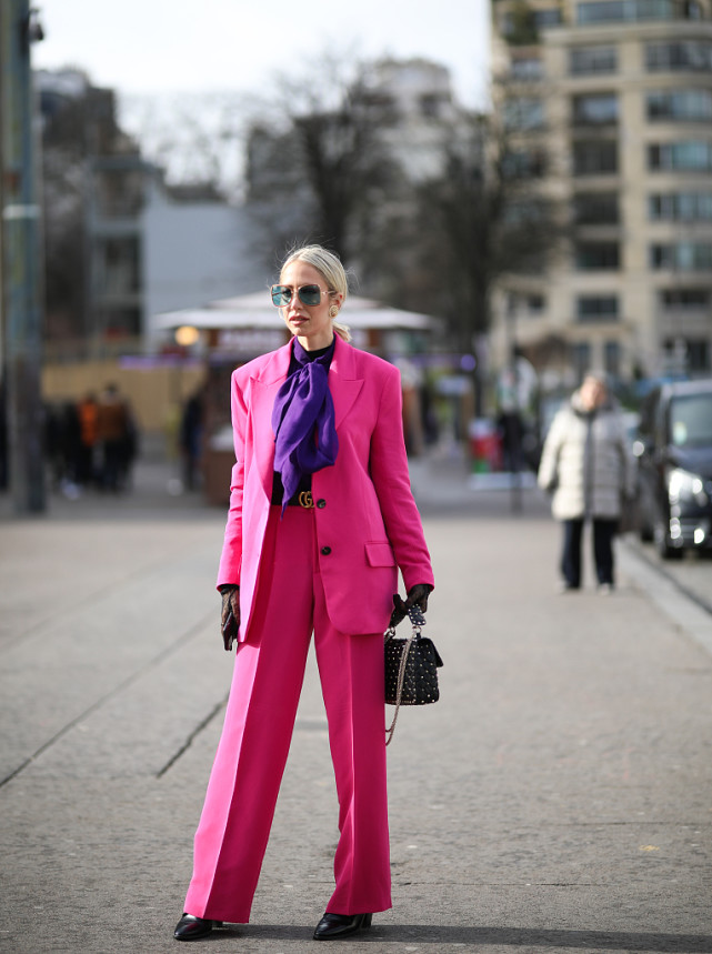 经典百搭减龄优雅时尚个性丝巾,潮流搭配冬天丝巾这样系很洋气