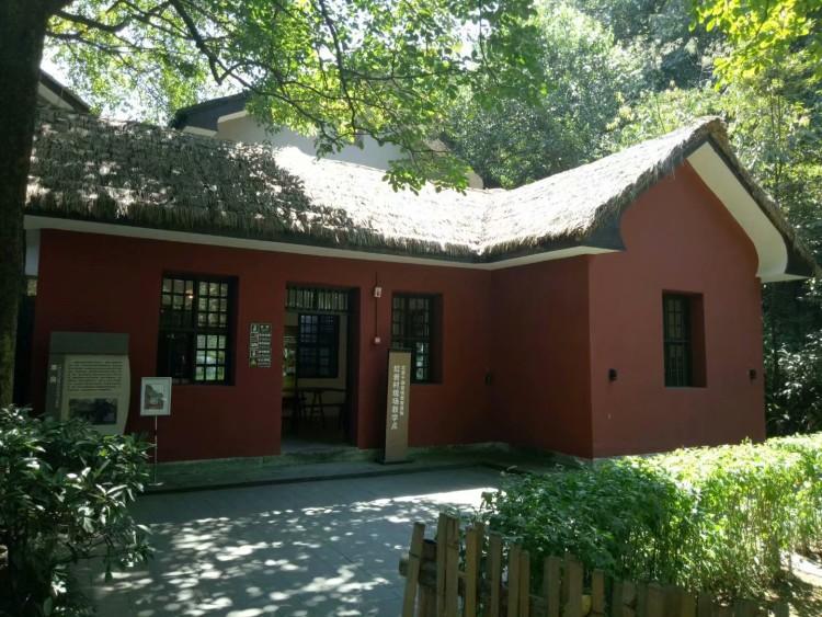 红岩女主饶国模：为爱私奔，丈夫入国民*党**并再婚，她把家献*产党共**