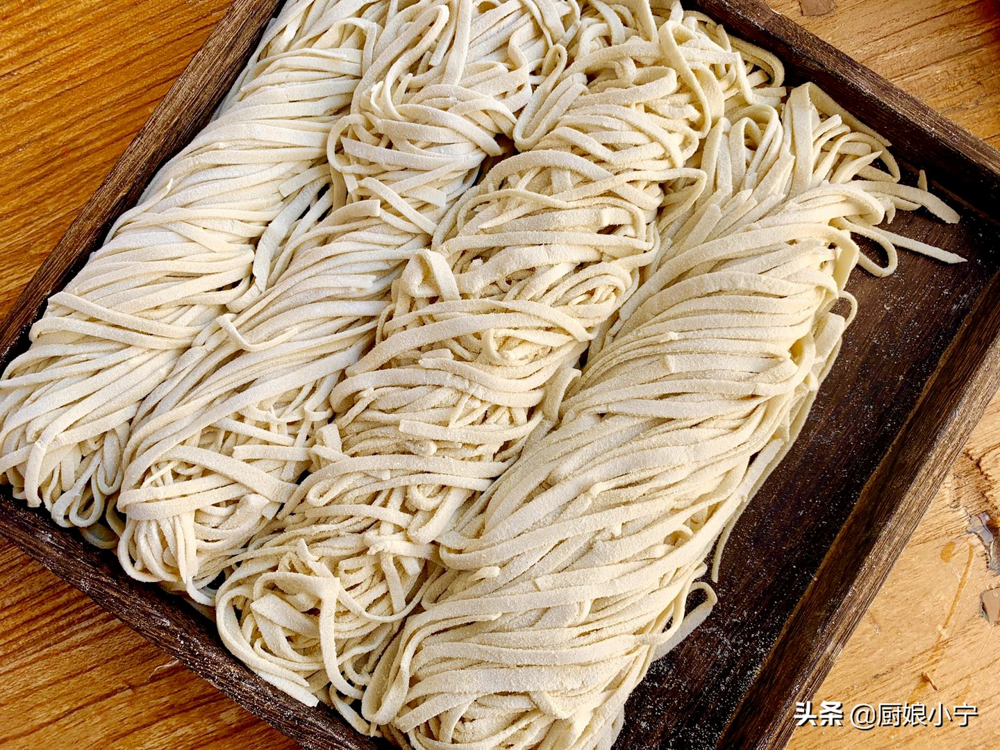 手擀面爽滑劲道有妙招,这样做不断不糟不发硬,北方老一辈做法