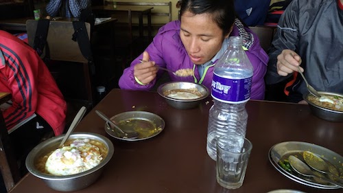 探秘尼泊尔羽球:国家队午餐吃方便面川崎球拍最畅销