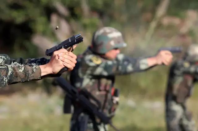 士兵在战场上,特种兵被子弹击中能活下来吗