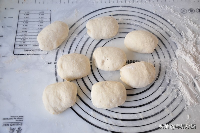 香蕉变黑别着急扔,加点面粉拌一拌,做面包,香甜松软,味道独特