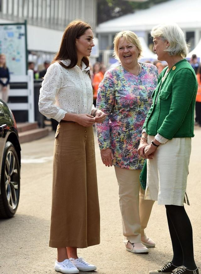 凯特王妃最新照穿裙子,凯特王妃碎花裙出席活动贵族气质
