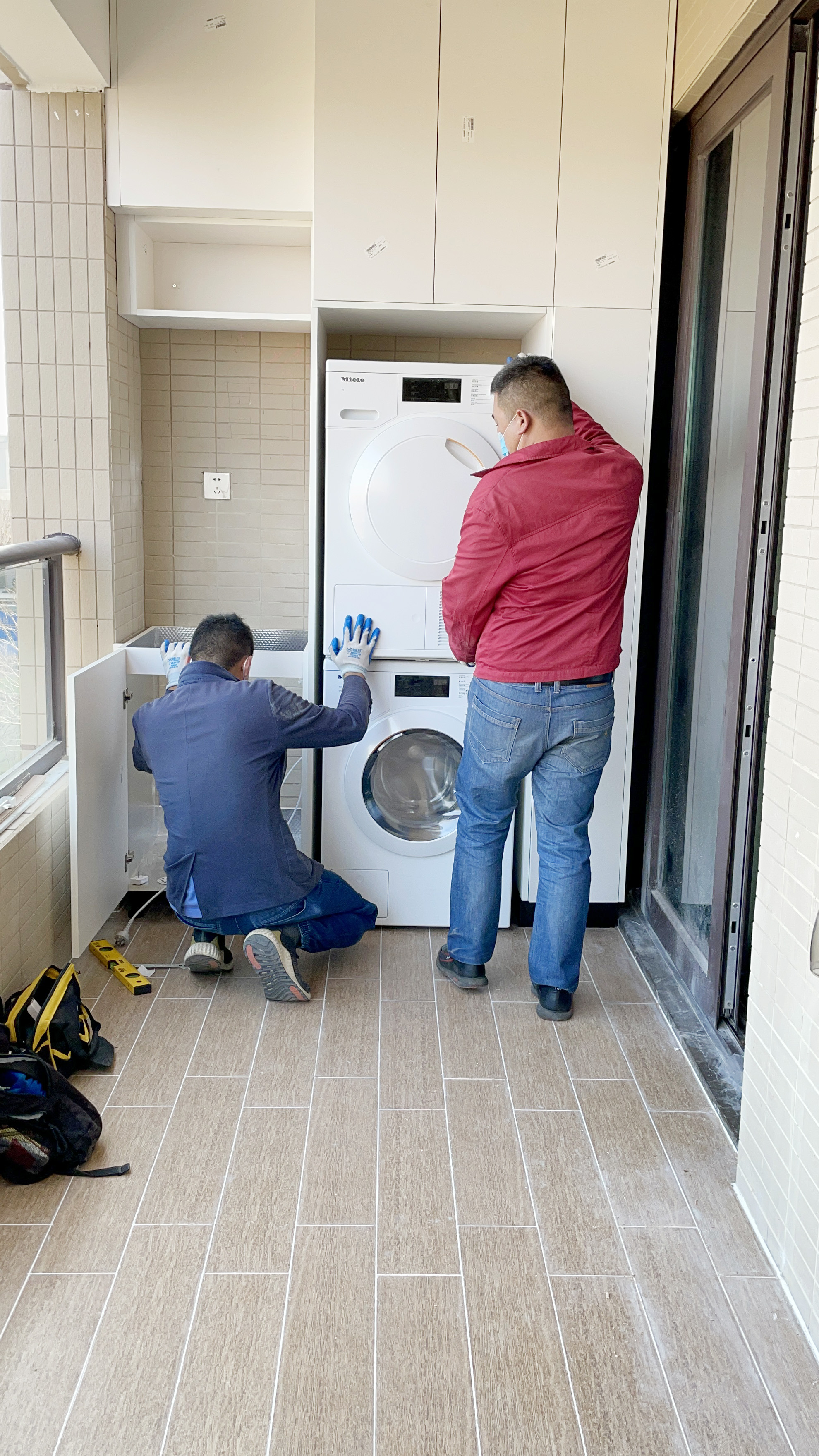 阳台上的洗衣机柜装修效果图,装修过的阳台放了洗衣机