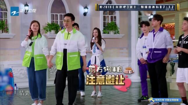 女子冒雨送饭被老公撑伞,女子冒雨送饭见丈夫撑伞