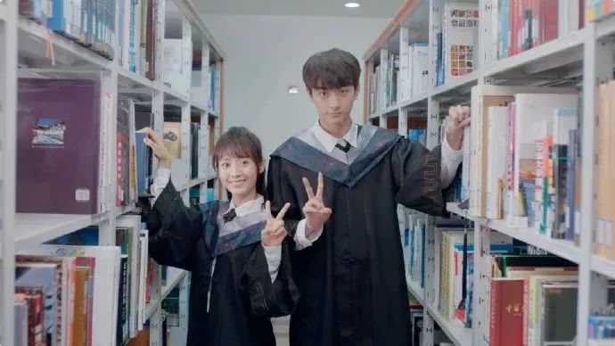 毕业季毕业照拍照姿势,毕业季来袭这些毕业照太硬核