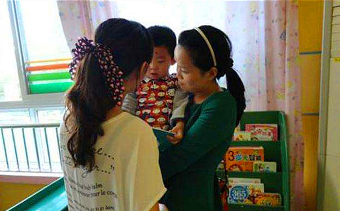 幼儿园老师在家长群里发错信息了,幼儿园发错群信息教师怎么道歉