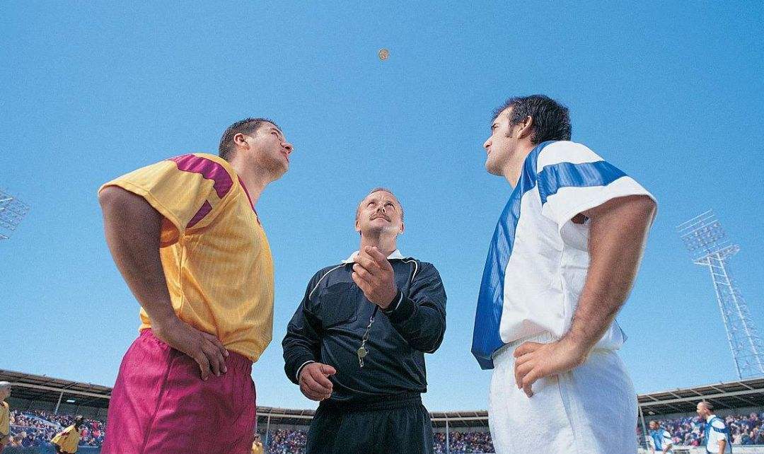 裁判抛硬币挑边,裁判扔硬币决定什么