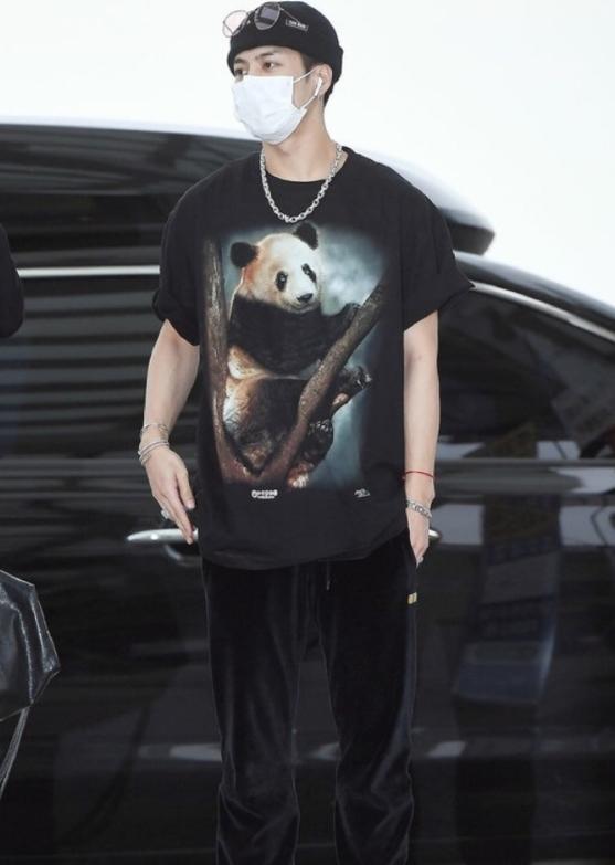 王嘉尔皮衣外套,王嘉尔穿皮草外套视频