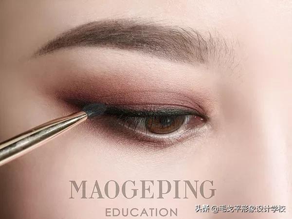 红色眼妆怎么画显大又干净,红色眼妆不画眼线