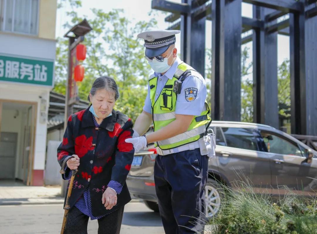 孕妇车祸昏迷民警紧急救援,孕妇车祸消防员营救