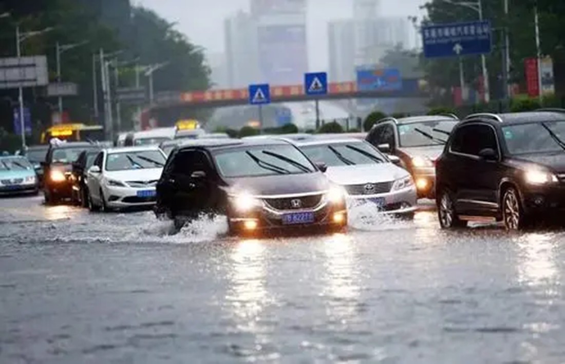 雨后车内积水怎么办,车子没开下雨天车内有积水