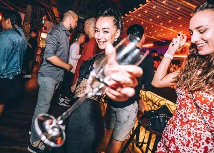 为什么夜店对女生免费？第一次去夜店别贪心，女孩应避开这些套路