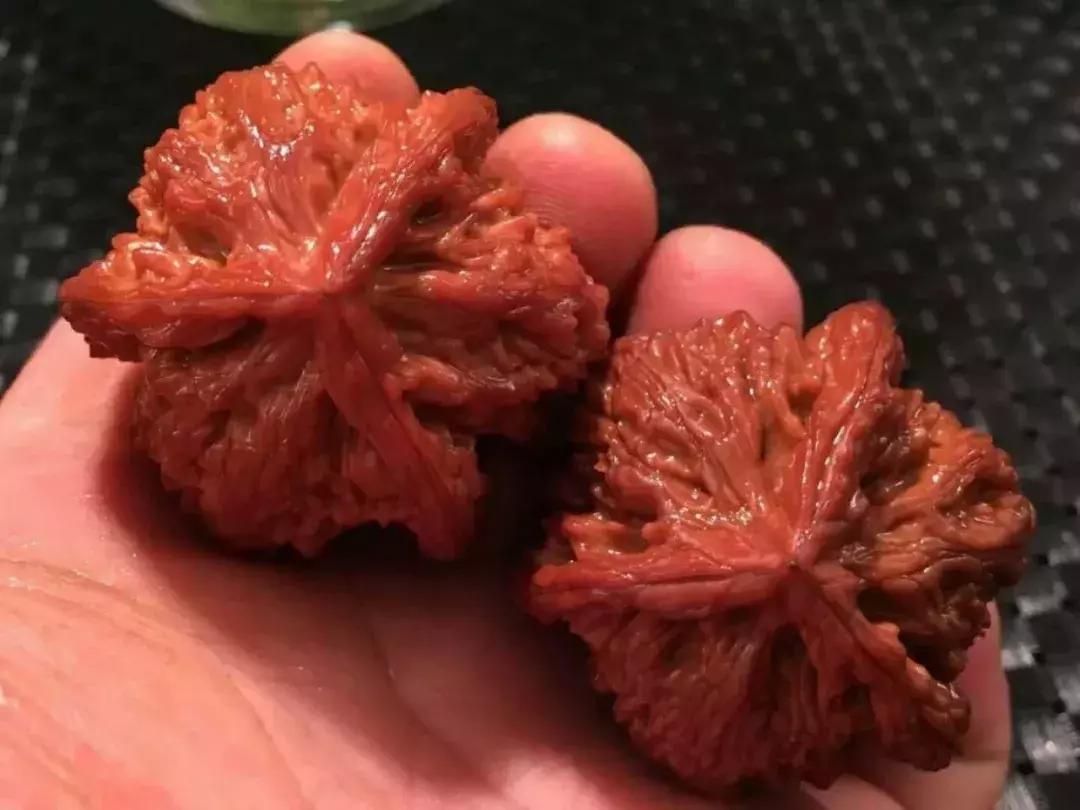 挑选核桃四要素：品相，皮质，配对，尺寸。