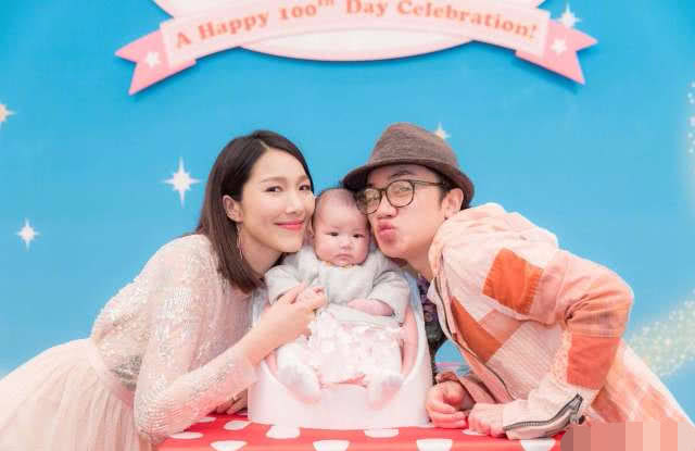 王祖蓝李亚男全家照,王祖蓝李亚男秀恩爱结婚照片