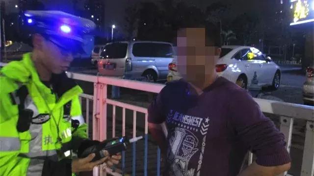 男子带老婆夜游澳门*场赌**，自信回珠海，刚上车就被抓！