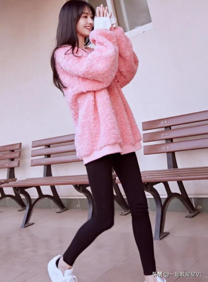 郑爽仗着人瘦任性，挑战女生嫌弃的无痕裤，没想到却显得膝盖好弯