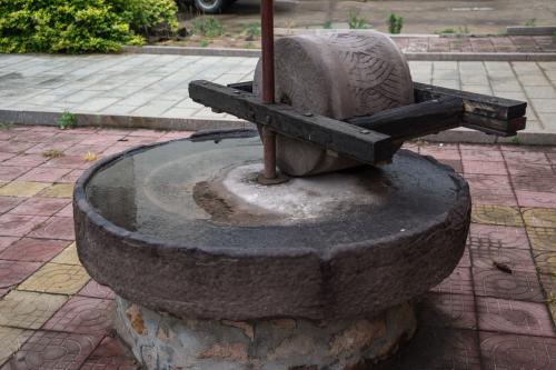 妻子上联:樱桃小口,齿椤椤,吞粗吐细,丈夫下联让她羞红了脸