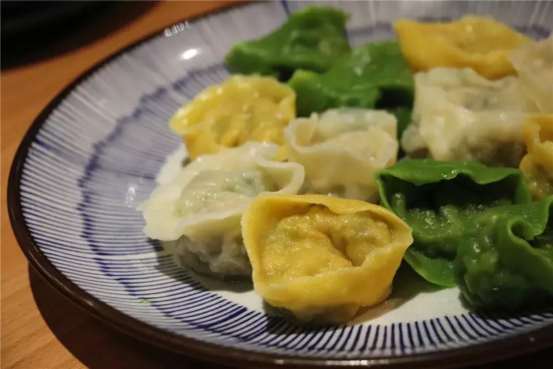 Madein*疆新**！不用100元能吃三文鱼全鱼宴？！