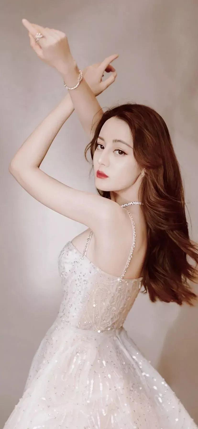 可爱又萌的迪丽热巴,高颜值身材好的迪丽热巴