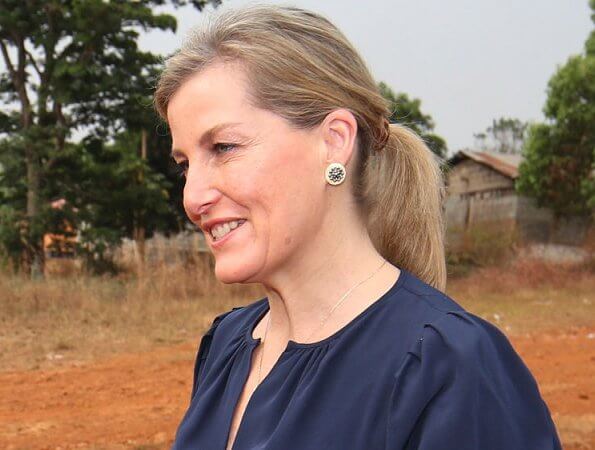 英女王小儿媳访问非洲！蓝上衣配花裤子接地气，挡不住优雅高贵范