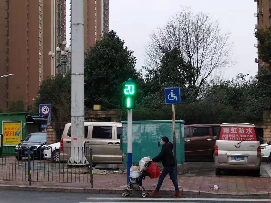 一路之隔繁华程度不一样,一路之隔和万人空巷的区别