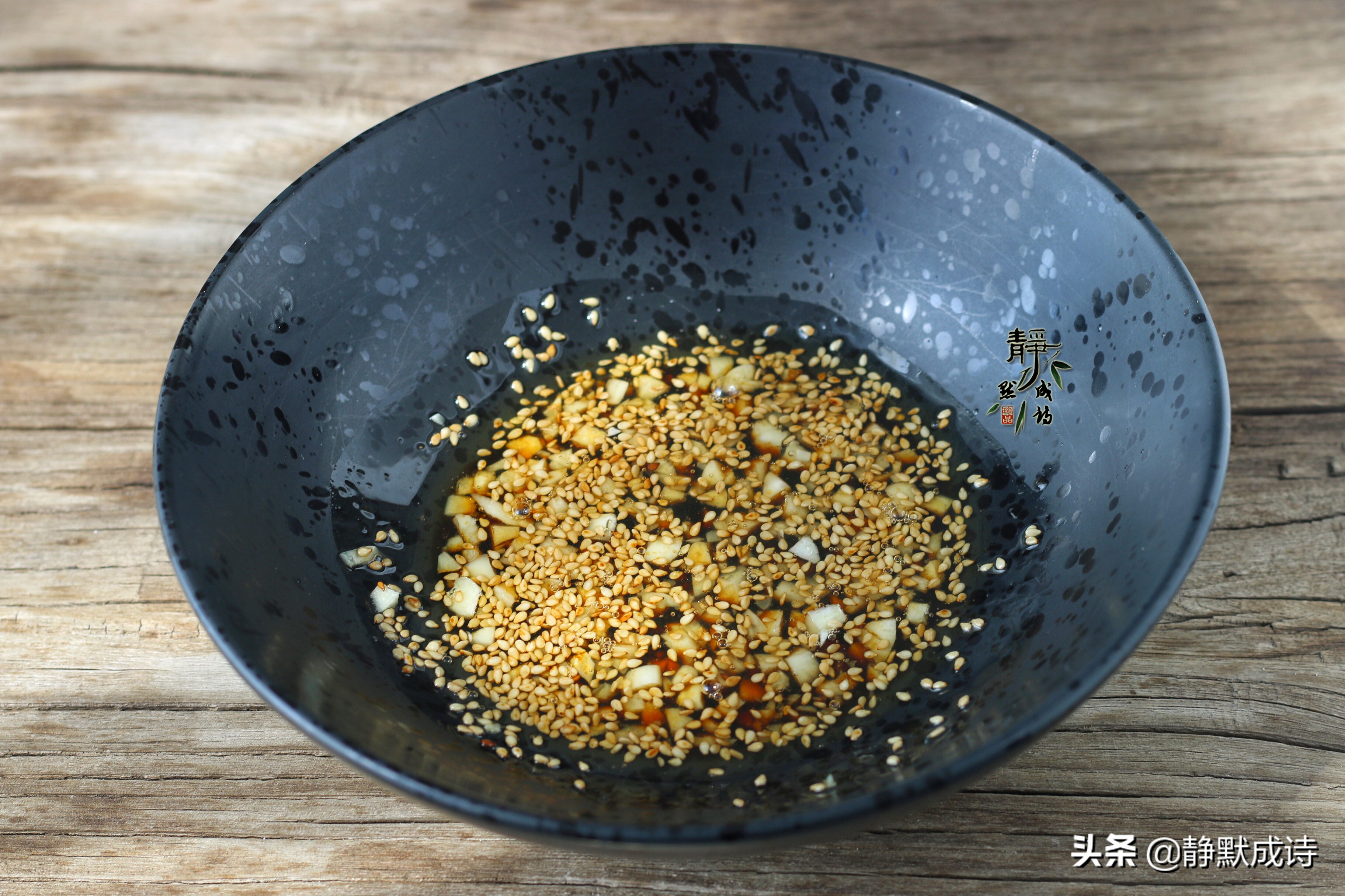 剩馄饨皮的最佳吃法，面香滑汤酸爽，比馄饨还可口，越吃越喜欢