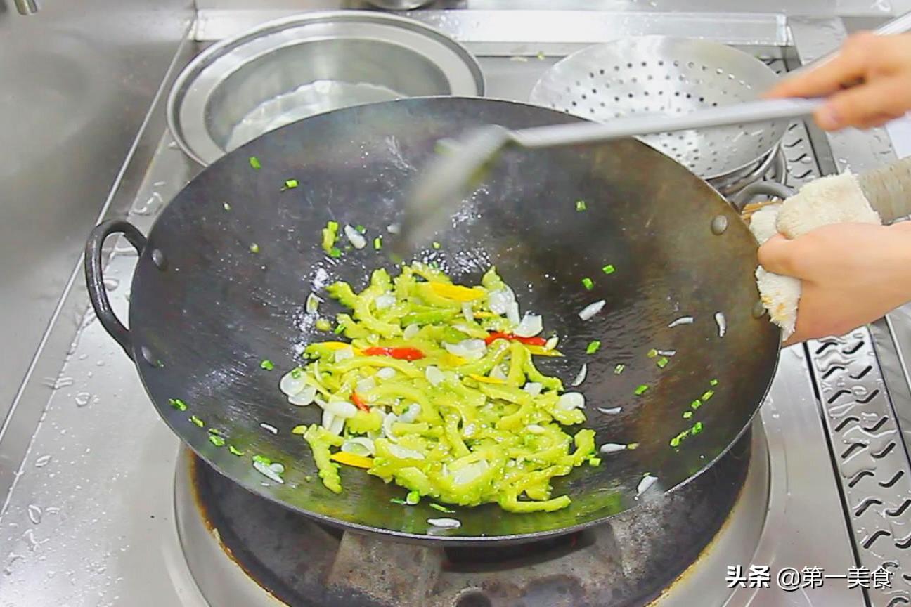 怎样炒苦瓜才能不苦,怎样炒苦瓜好吃又好看窍门