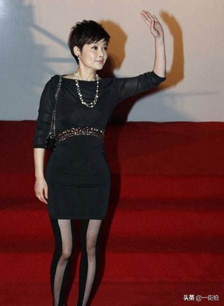 46岁袁立晒自拍打扮似贵妇,袁立蕾丝裙