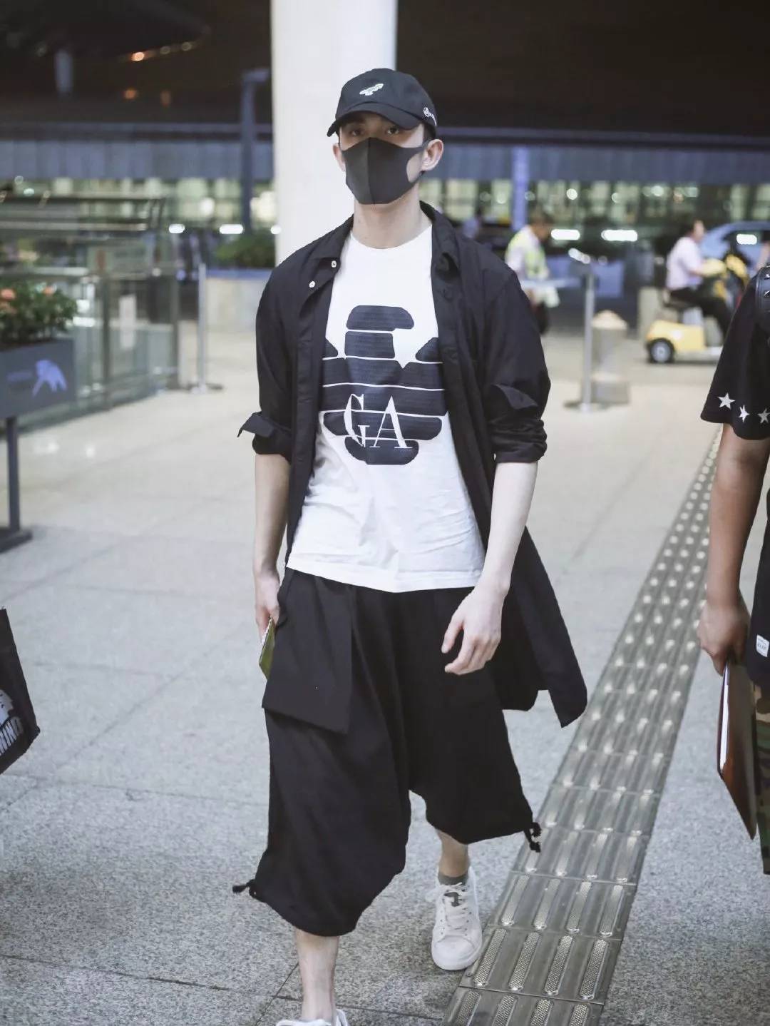 老铁放肆购!潮牌1~3折起,衣麦仓哈尔滨银泰店被时尚咖“攻陷”