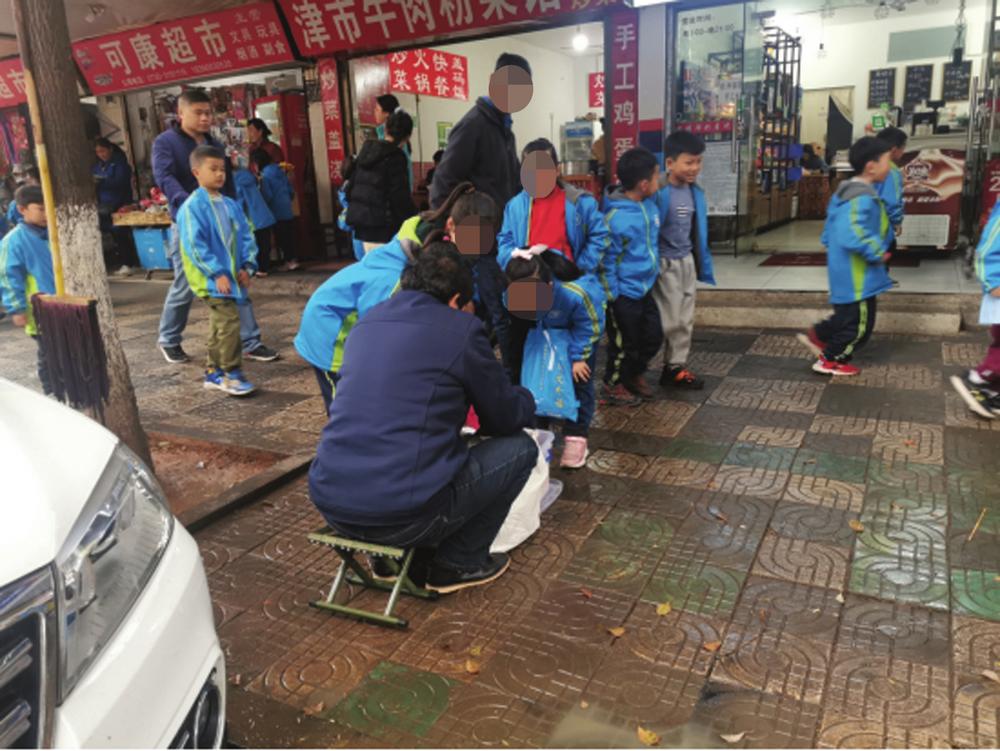 不良商贩校门口摆摊“抽光”学生早餐钱！相关部门回应，依法查处