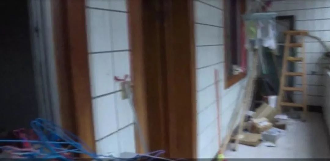 失火女孩“教科书式”自救,新闻发生浓烟教科书式自救