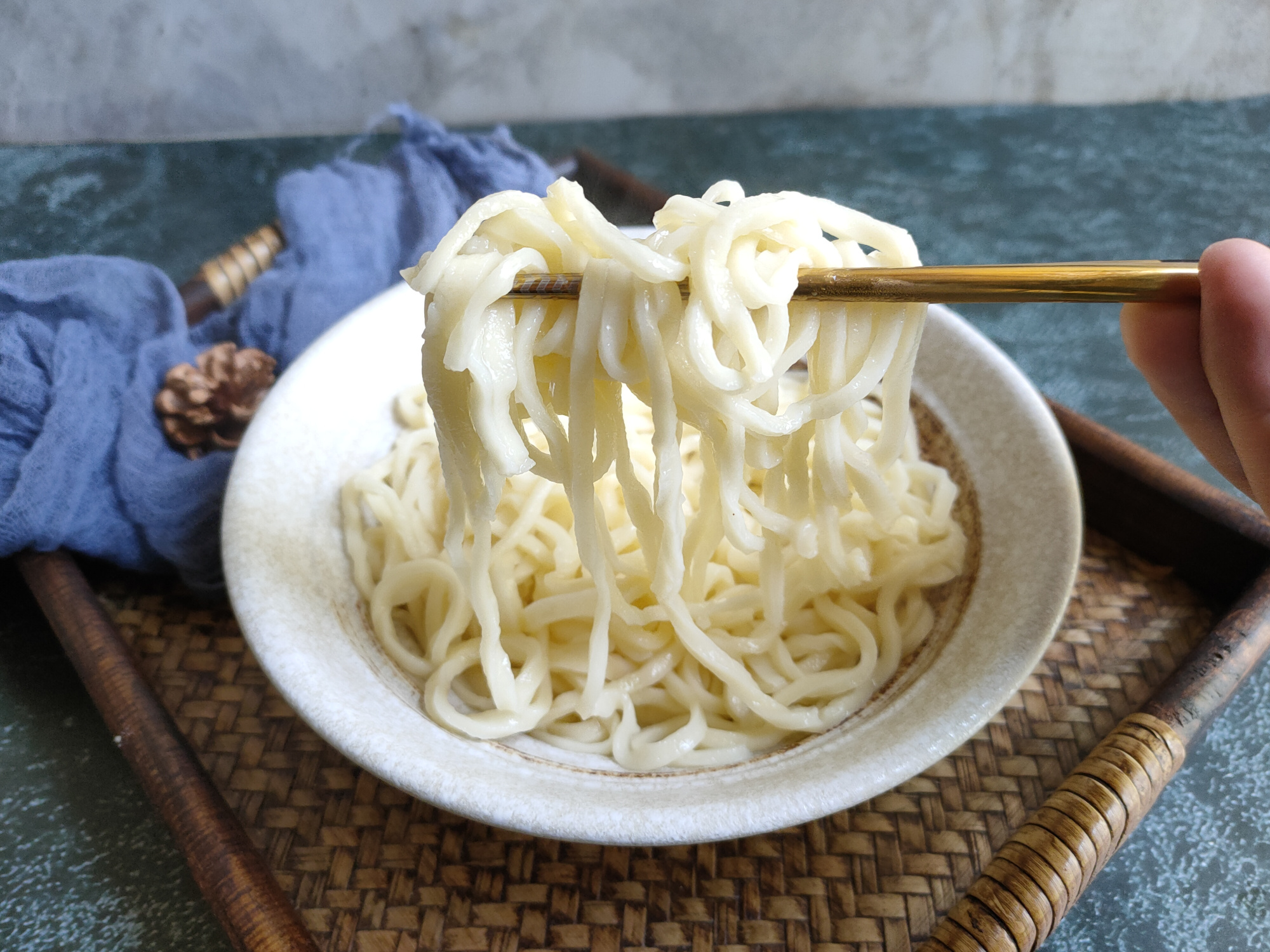 手擀面一煮就糊锅底,手擀面一煮透明