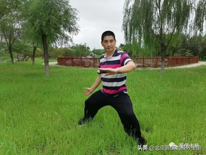 俯身拱腰松督脉,正确的松腰骨姿势