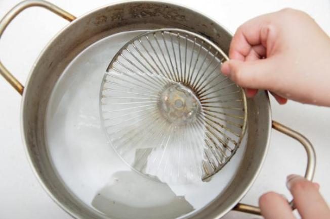 小苏打加盐加洗洁精去除油污最好,小苏打去油污正确方法