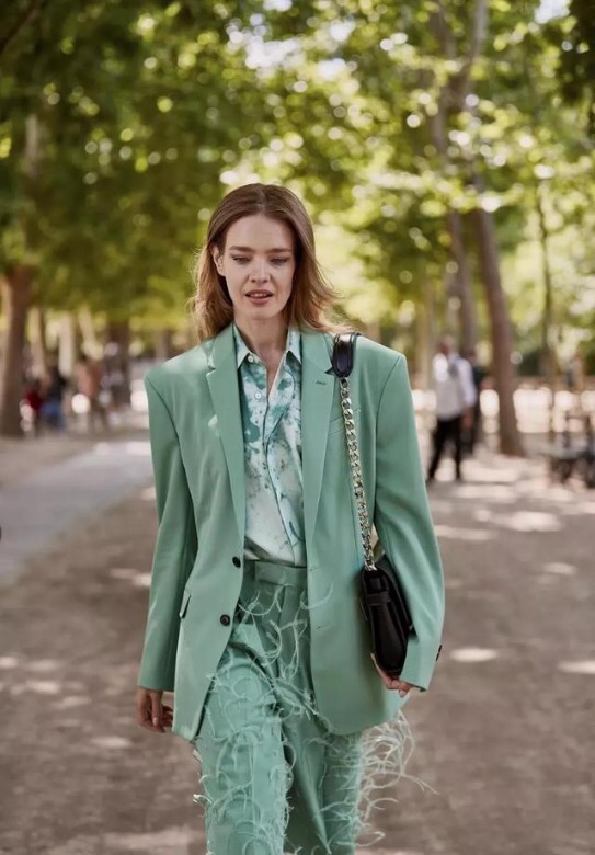 正装西装怎样搭配才显得柔和,西装要怎么搭配穿起来才好看