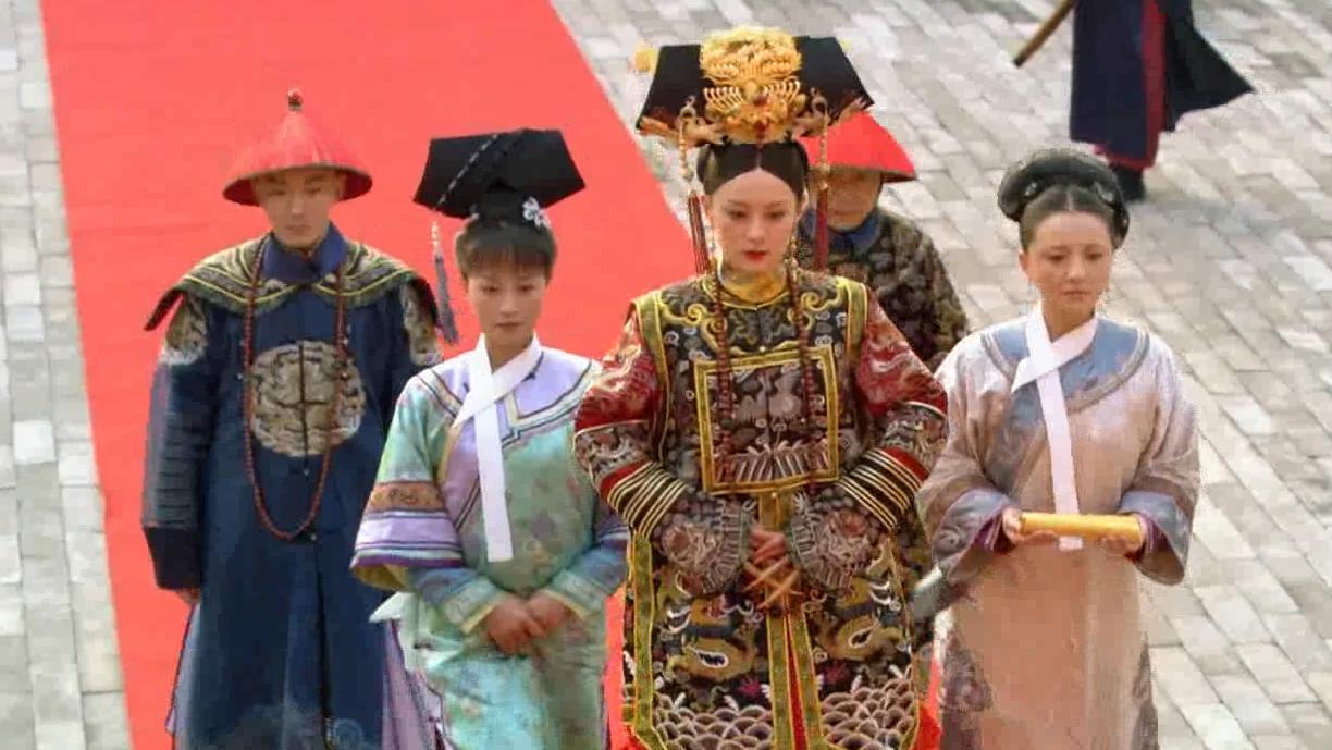 甄嬛传莞莞一开始封的是不是熹妃,为何莞妃和熹妃同个头冠