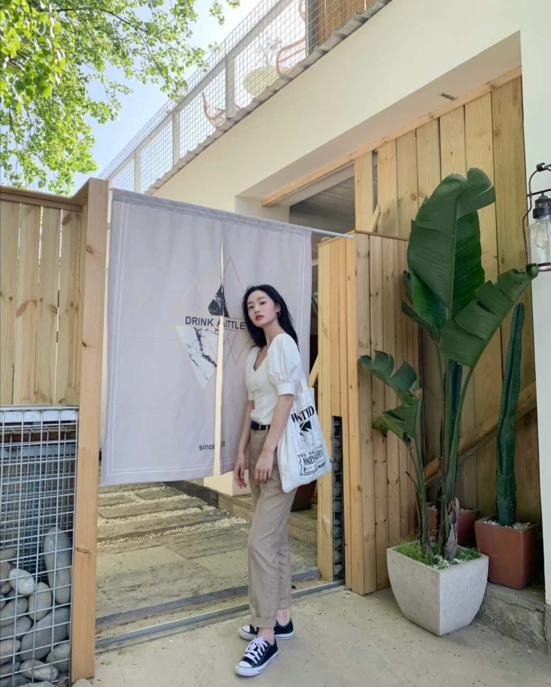 黑裤子可以配卡其色鞋子吗,黑色上衣卡其色鞋子配什么裤子