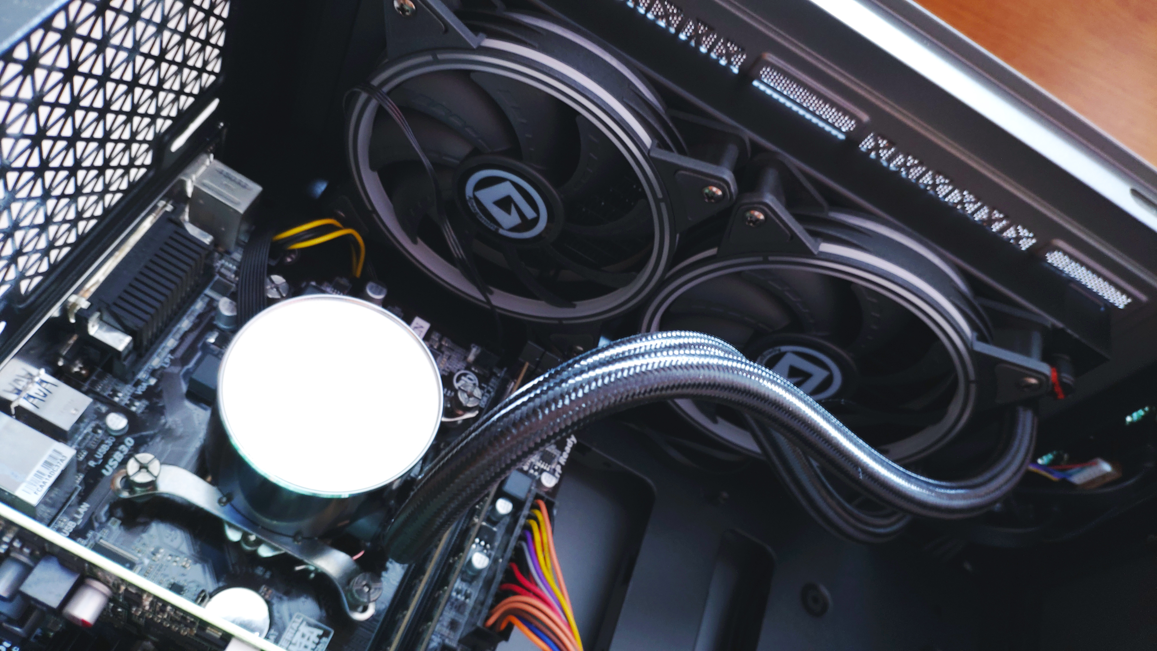 温度把握得住，PWM冷头带温显，艾湃电竞TITAN240PRO水冷装机