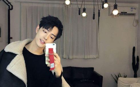 男明星天生“自带妆容”，白敬亭自带眼线，周震南全脸都让人羡慕