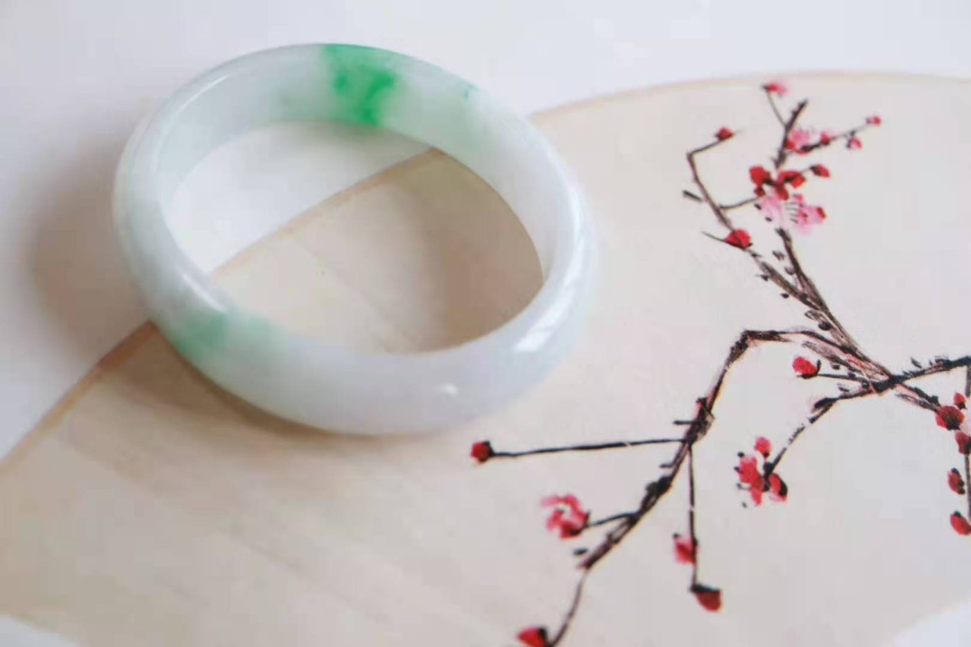 白底青手镯适合多大年纪戴,小圆条手镯适合什么年纪的人