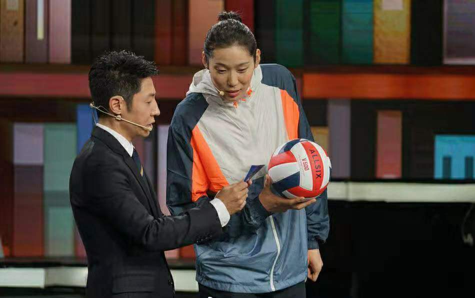 朱婷与男足队员直接对话，语重心长送给男足四个字