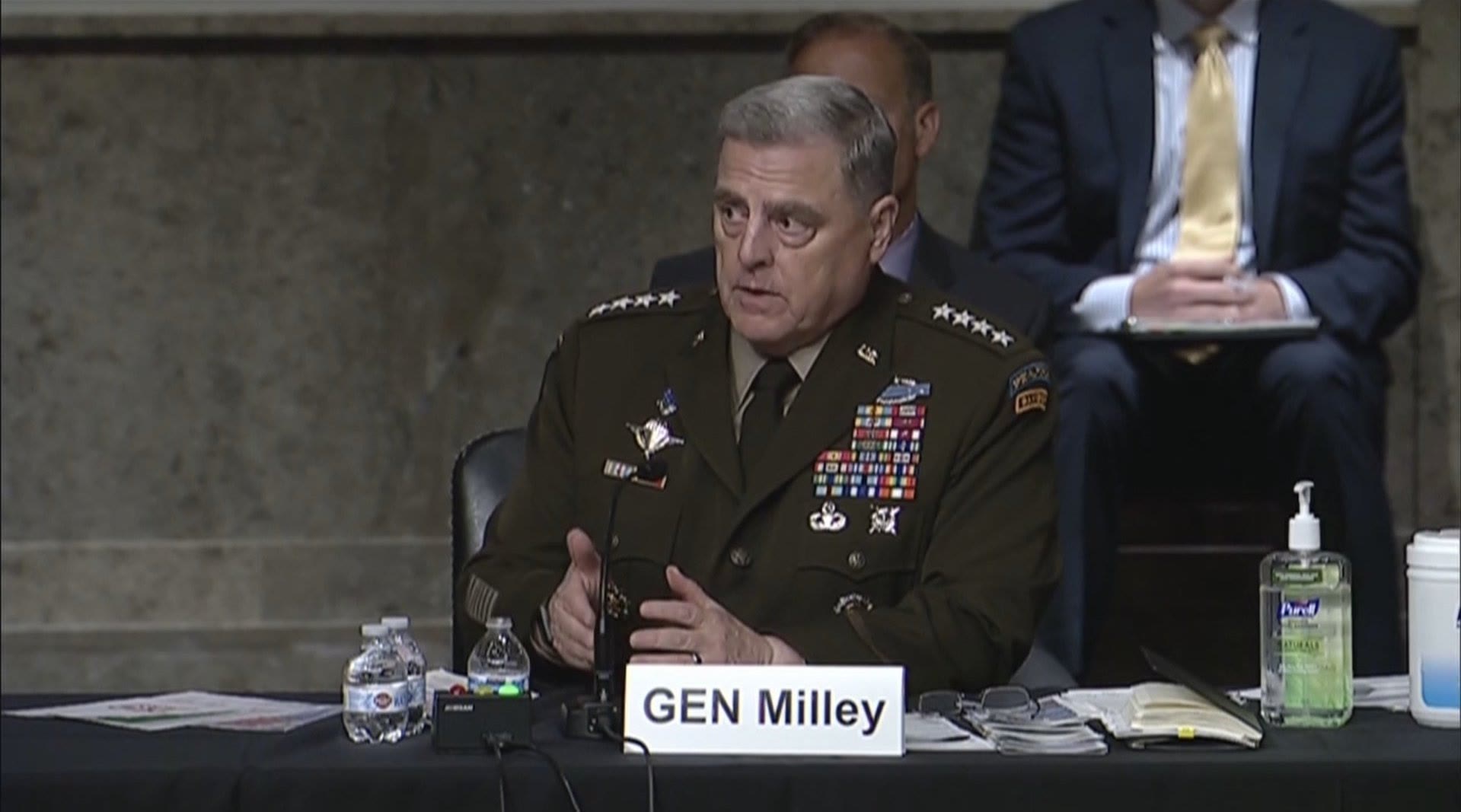 两次打电话给中国，在程序上违法的美国米利将军，会受到审判吗？