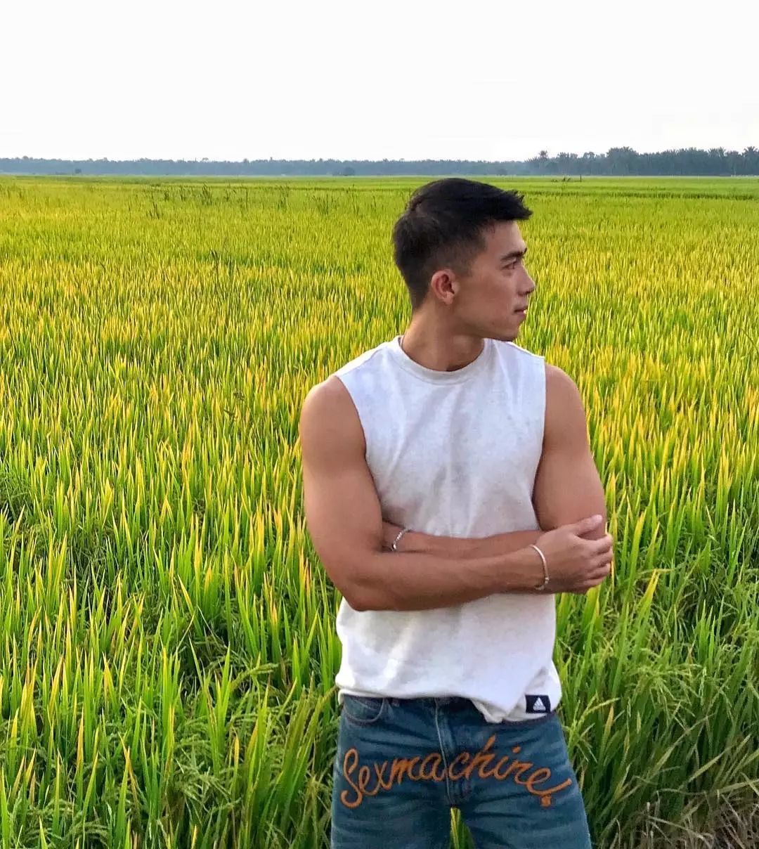 大学毕业生发传单,被精英男*养包**!