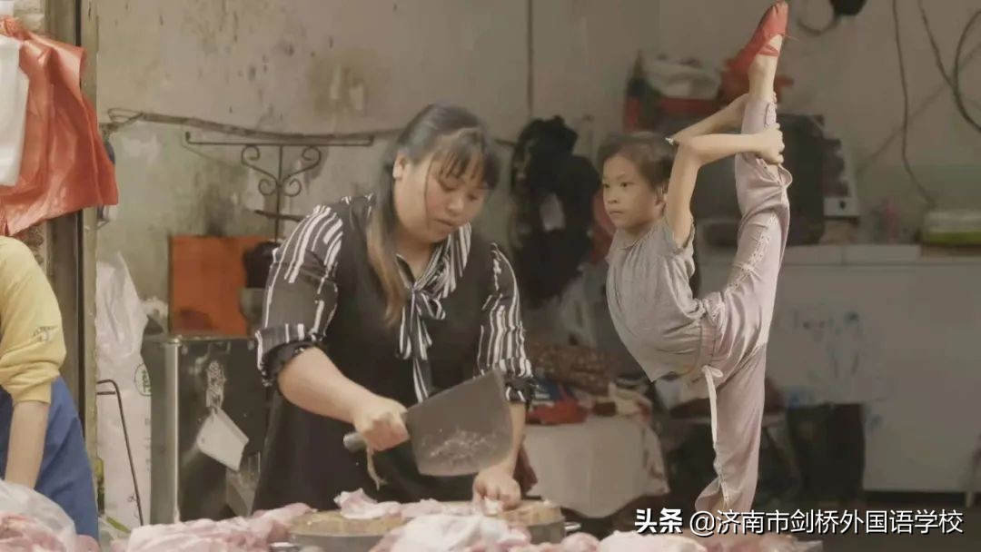 卖猪肉小女孩跳芭蕾舞,9岁女孩一边卖猪肉一边跳芭蕾