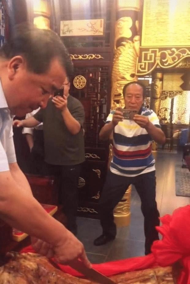 冯巩搭档牛群:被质疑贪污,64岁节目中晕倒,这些年他有多惨?