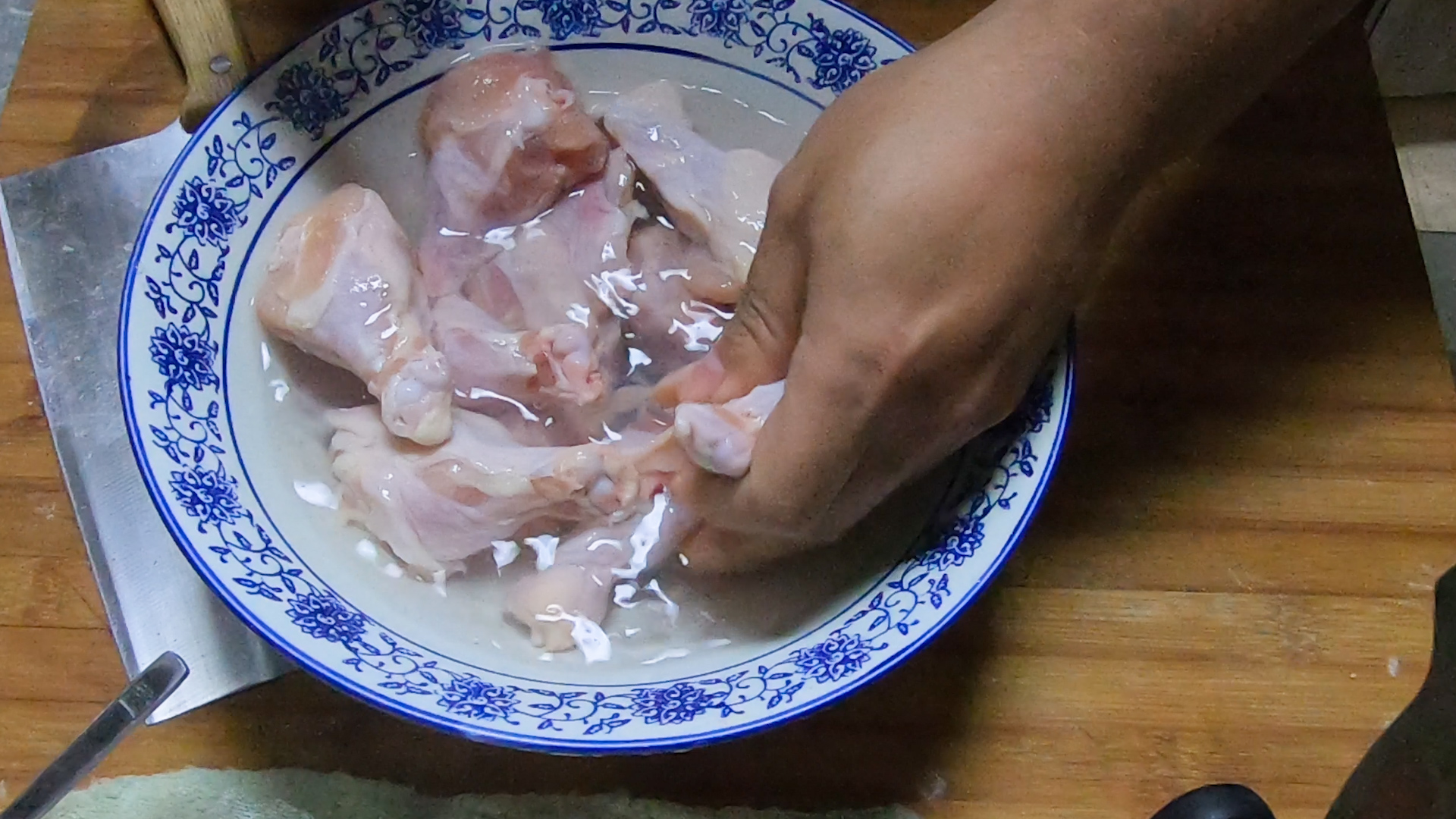 鸡翅根为什么做出来很腥,红烧鸡翅根做法味道超棒一看就会